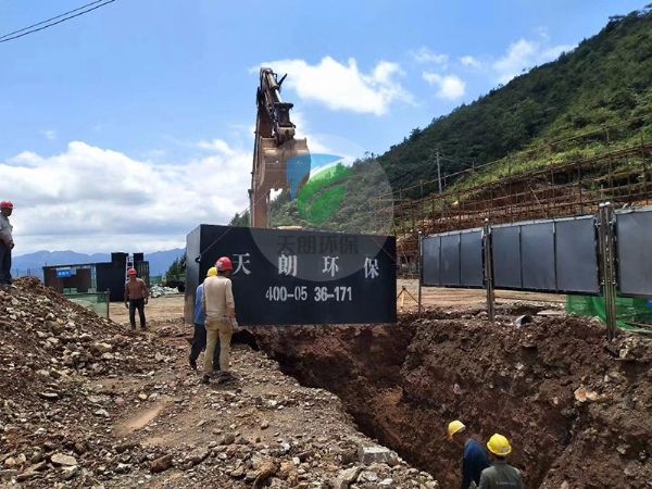 中國華電集團(tuán)廣西風(fēng)力發(fā)電站一體化設(shè)備安裝現(xiàn)場(chǎng)