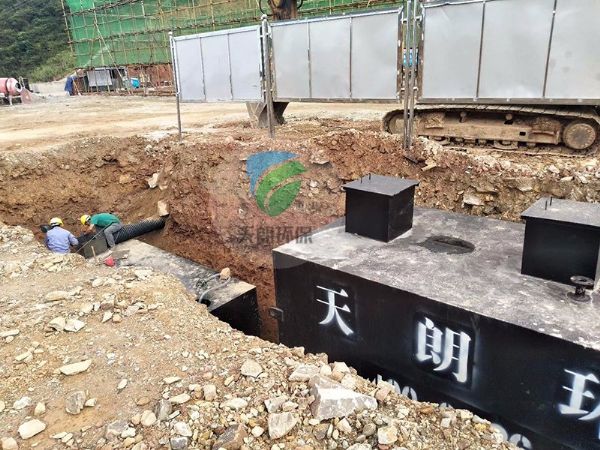 中國華電集團(tuán)廣西風(fēng)力發(fā)電站一體化設(shè)備安裝現(xiàn)場(chǎng)