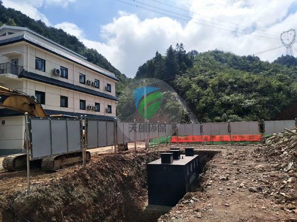 中國華電集團(tuán)廣西風(fēng)力發(fā)電站一體化設(shè)備安裝現(xiàn)場(chǎng)