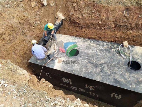 中國華電集團(tuán)廣西風(fēng)力發(fā)電站一體化設(shè)備安裝現(xiàn)場(chǎng)