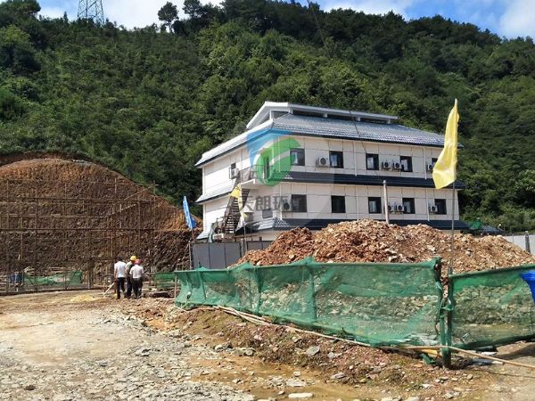 中國華電集團(tuán)廣西風(fēng)力發(fā)電站一體化設(shè)備安裝現(xiàn)場(chǎng)